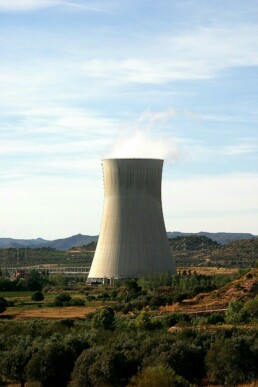 Nuclear power plant generating reliable baseload electricity